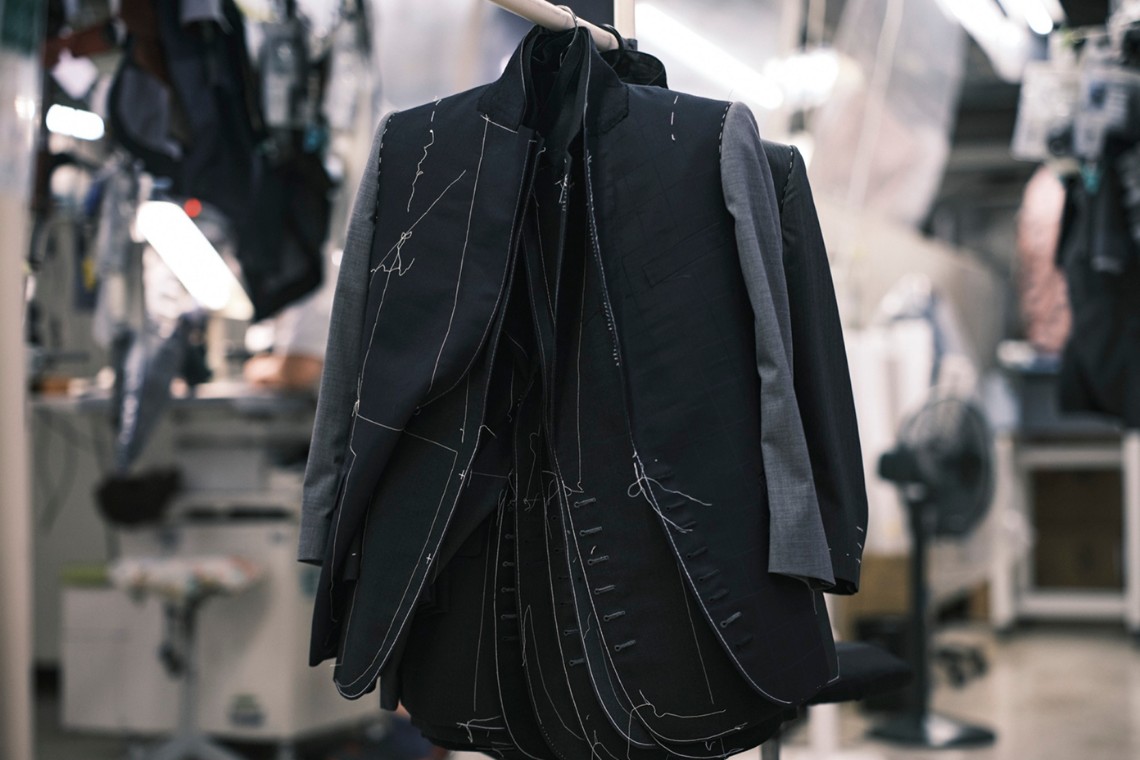 仮縫いの糸がかかった仕立て途中のジャケット