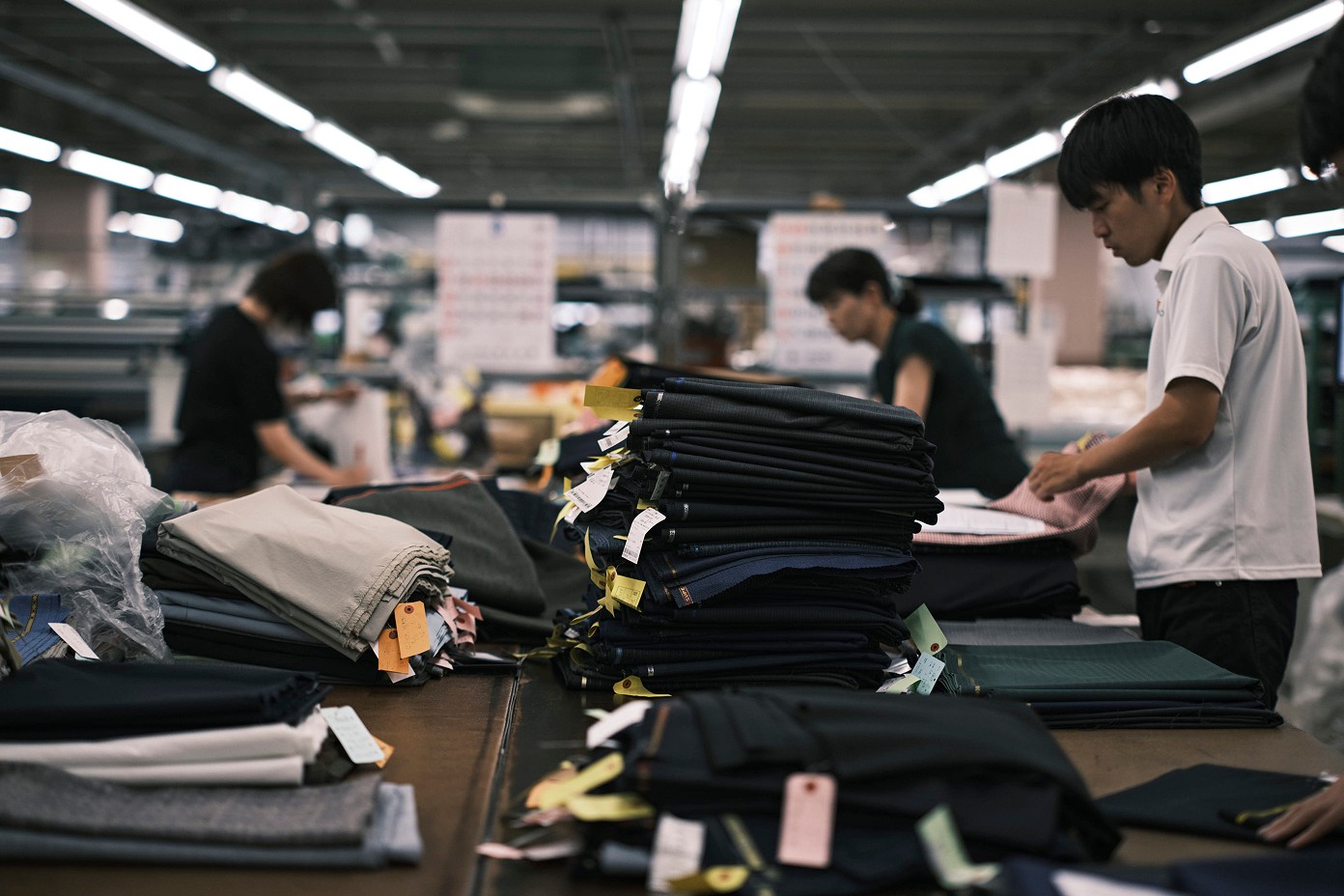 裁断した生地を仕分けしている工場のスタッフ